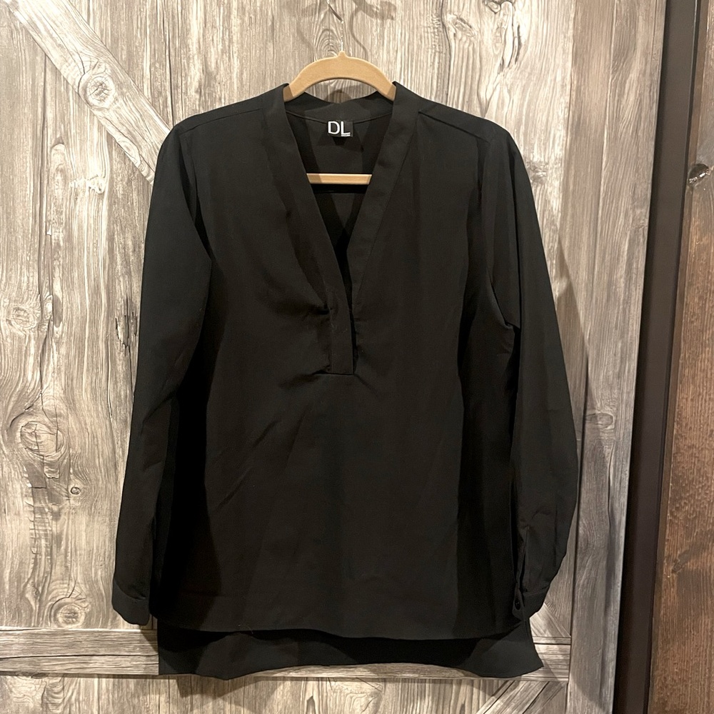 Medium Black V-neck blouse w/ roll-up sleeve buttons. Slight High/low effect.